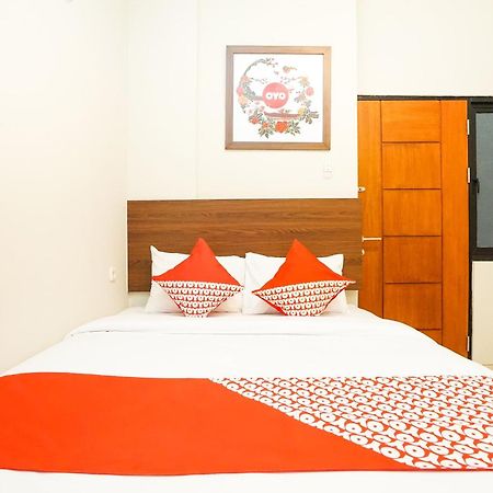 Super Oyo Capital O 449 The Colins Hotel Keputih Екстериор снимка