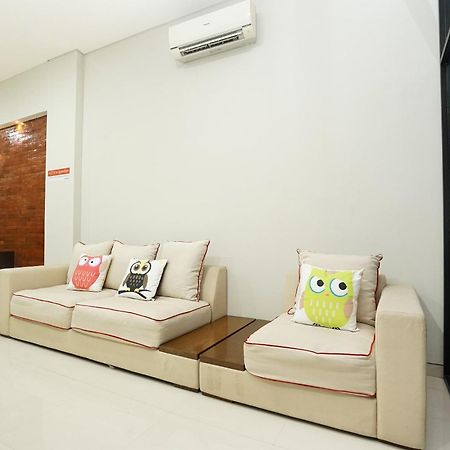 Super Oyo Capital O 449 The Colins Hotel Keputih Екстериор снимка