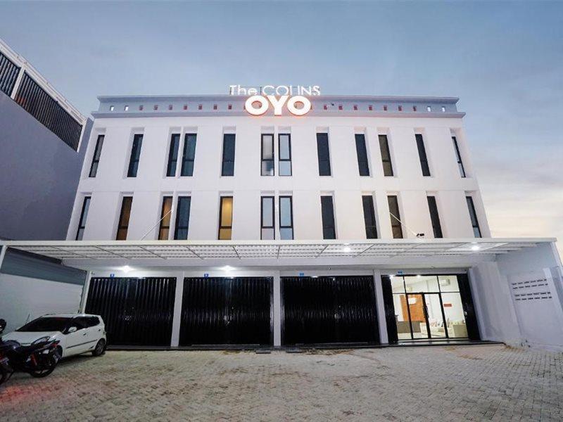 Super Oyo Capital O 449 The Colins Hotel Keputih Екстериор снимка