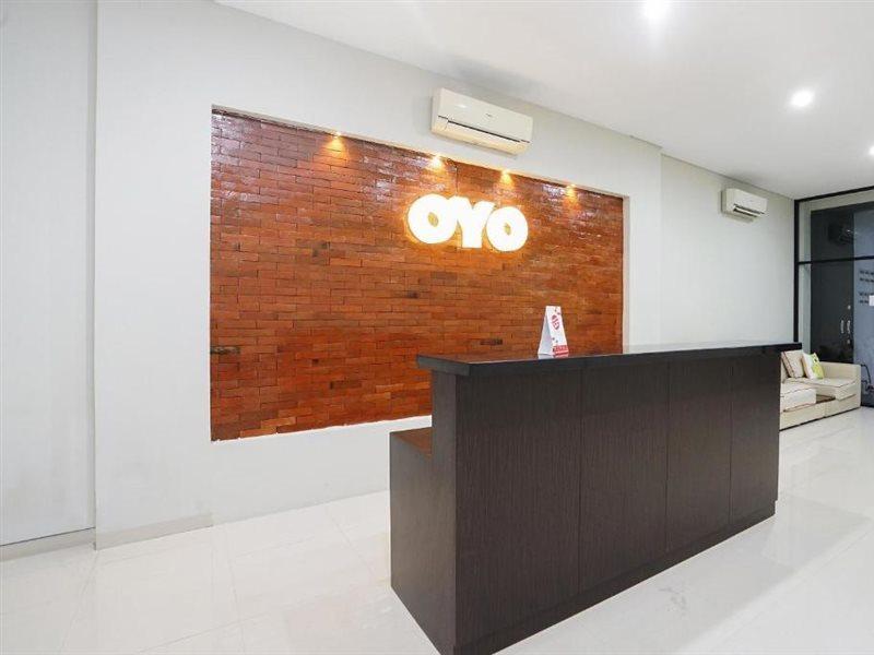Super Oyo Capital O 449 The Colins Hotel Keputih Екстериор снимка