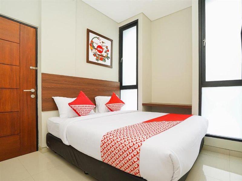 Super Oyo Capital O 449 The Colins Hotel Keputih Екстериор снимка