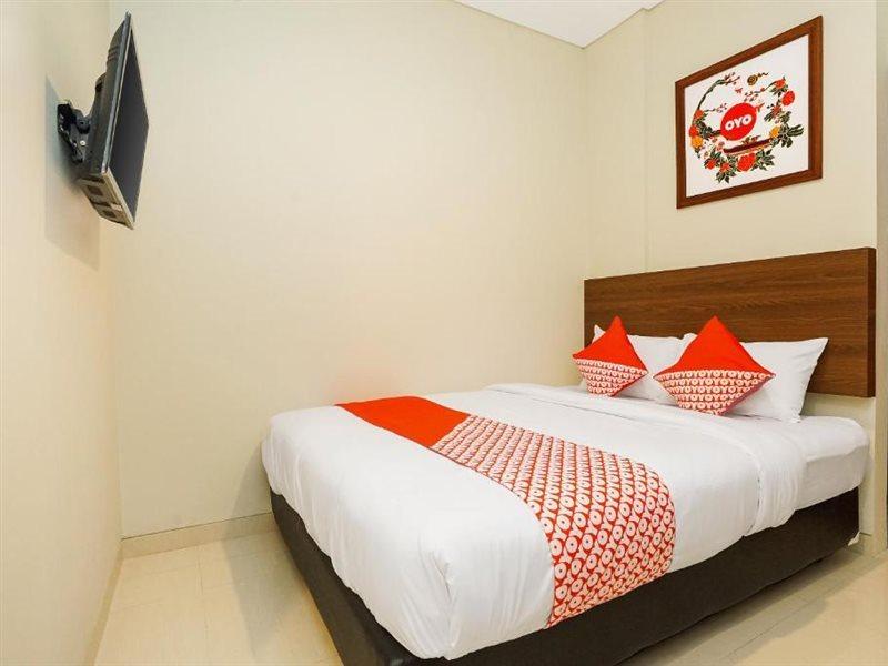 Super Oyo Capital O 449 The Colins Hotel Keputih Екстериор снимка