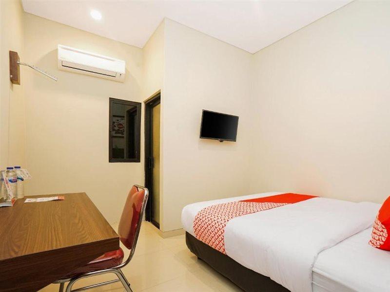 Super Oyo Capital O 449 The Colins Hotel Keputih Екстериор снимка