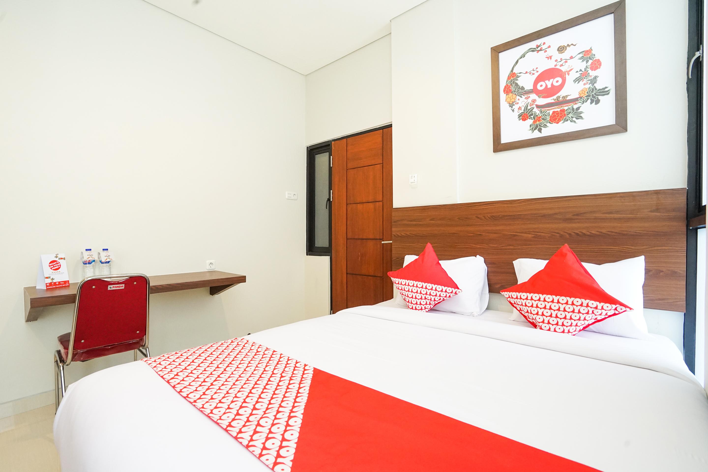 Super Oyo Capital O 449 The Colins Hotel Keputih Екстериор снимка
