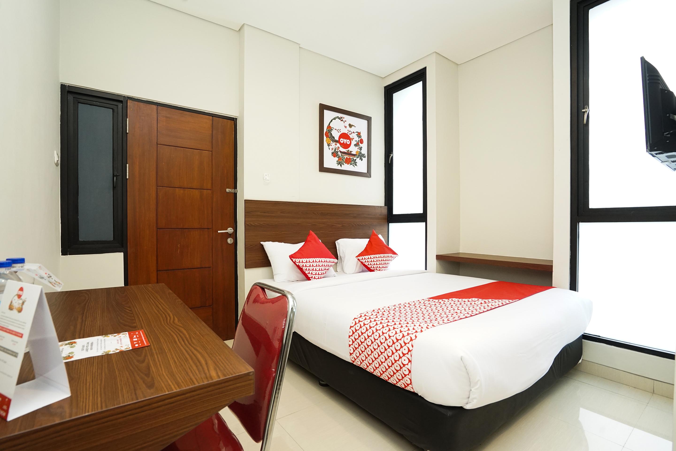Super Oyo Capital O 449 The Colins Hotel Keputih Екстериор снимка
