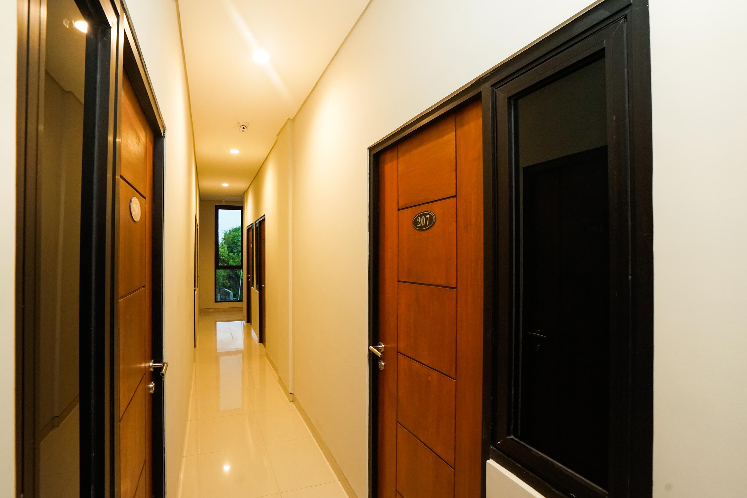 Super Oyo Capital O 449 The Colins Hotel Keputih Екстериор снимка