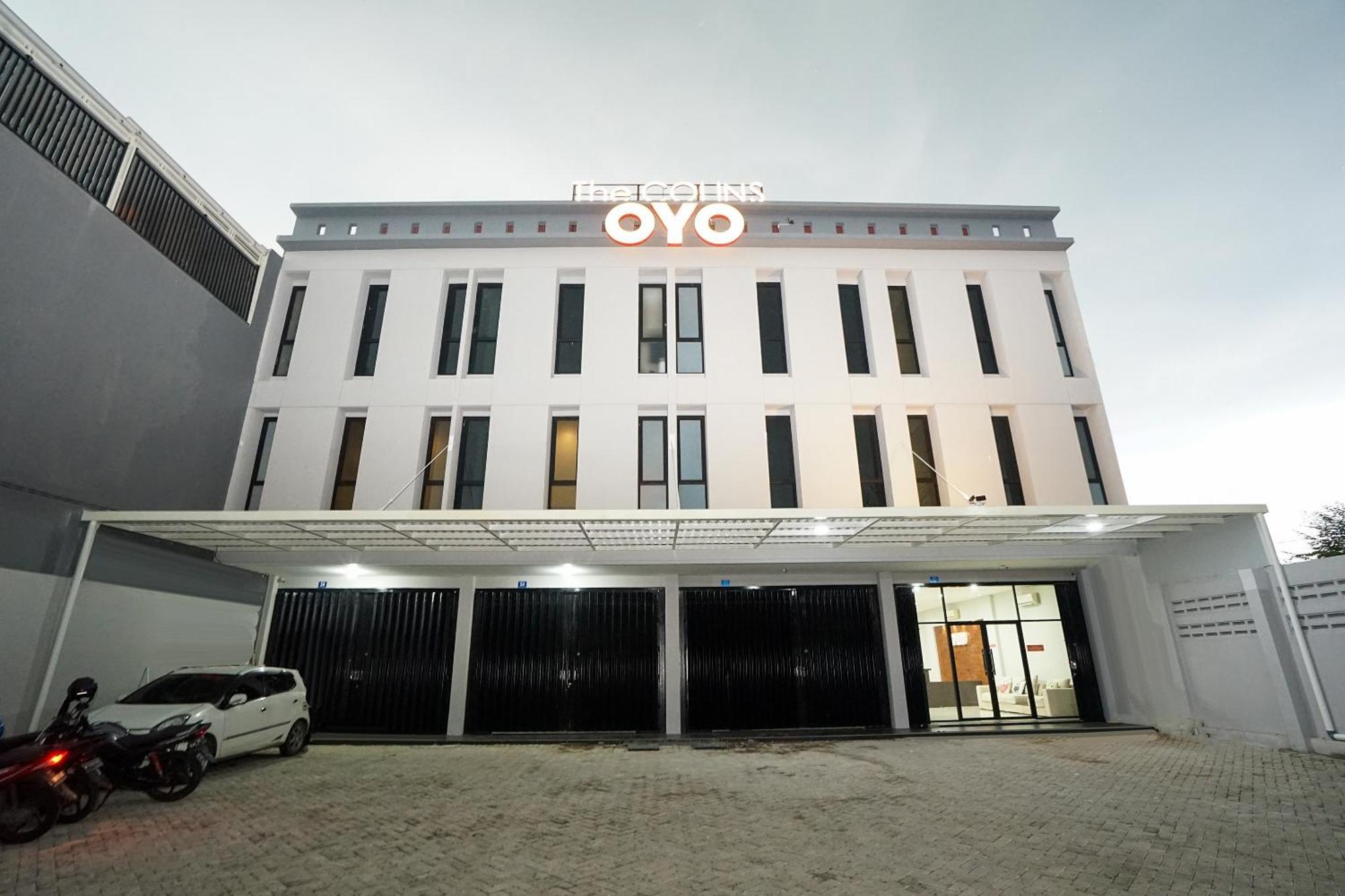 Super Oyo Capital O 449 The Colins Hotel Keputih Екстериор снимка