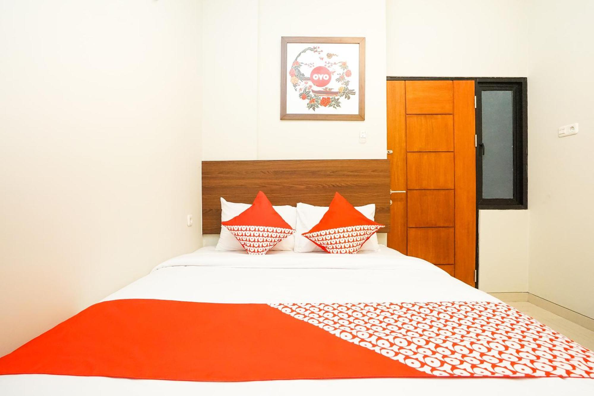 Super Oyo Capital O 449 The Colins Hotel Keputih Екстериор снимка