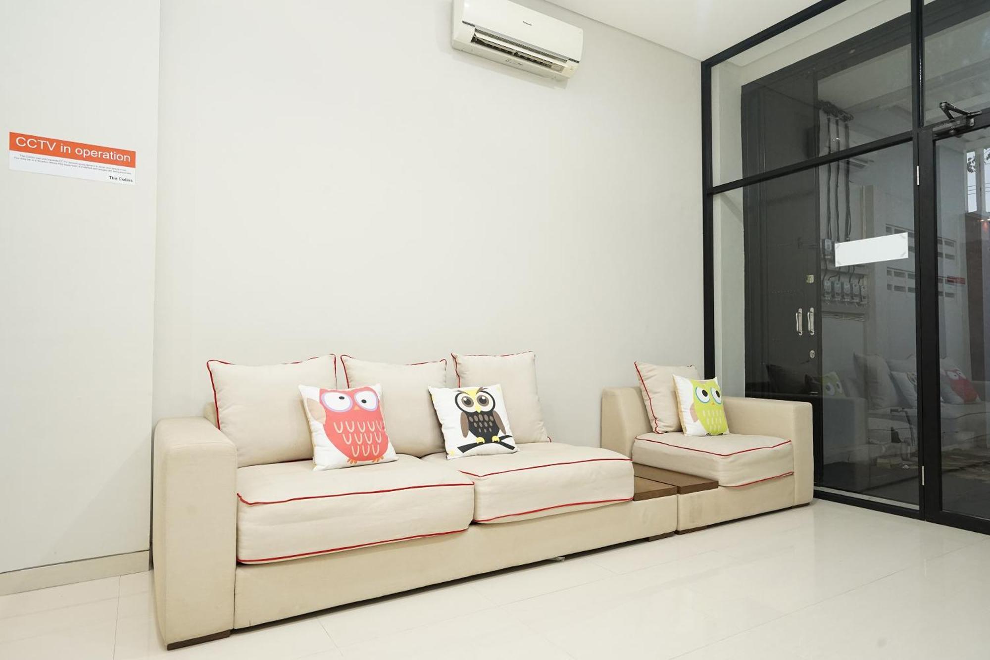 Super Oyo Capital O 449 The Colins Hotel Keputih Екстериор снимка