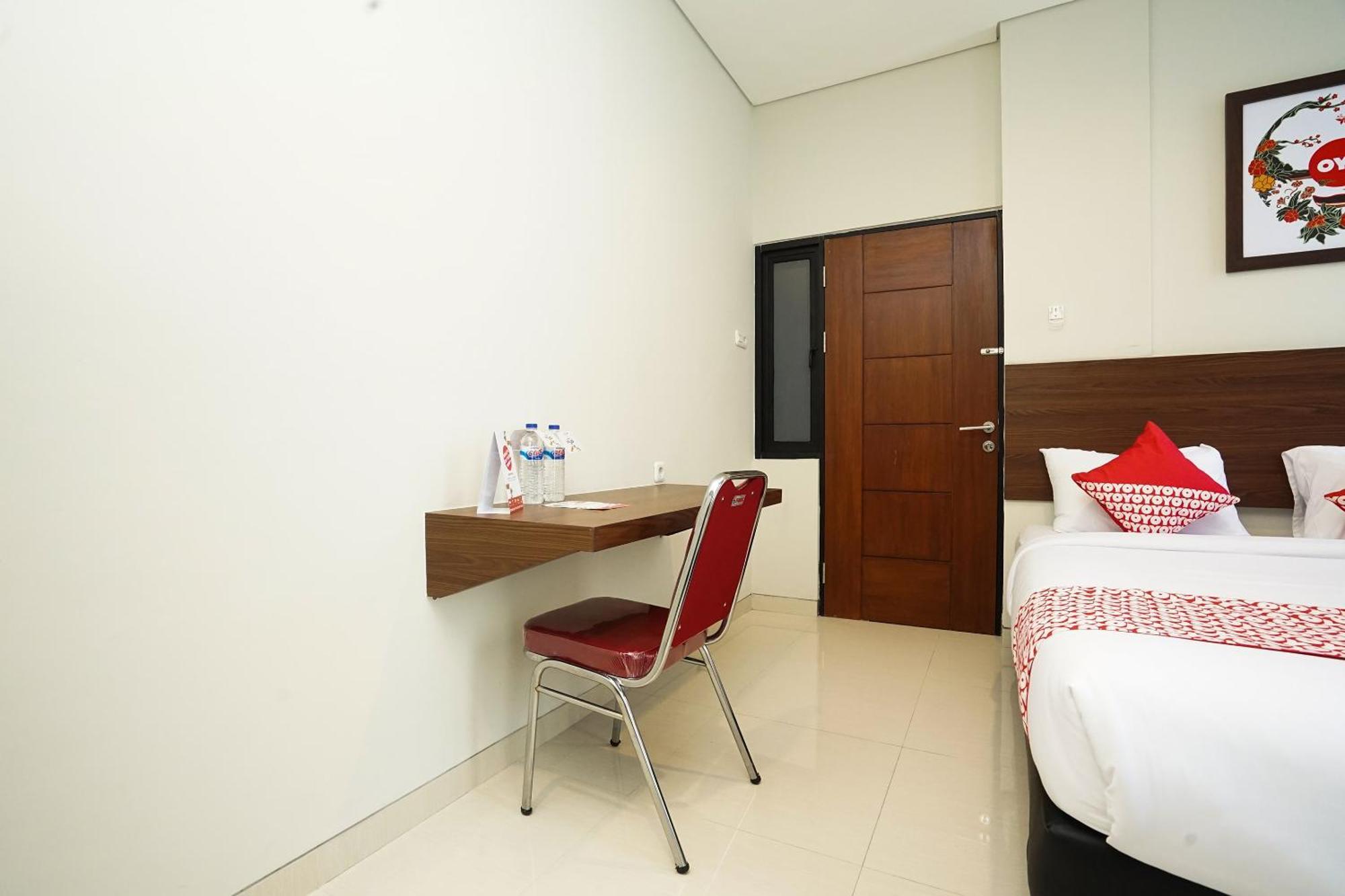 Super Oyo Capital O 449 The Colins Hotel Keputih Екстериор снимка