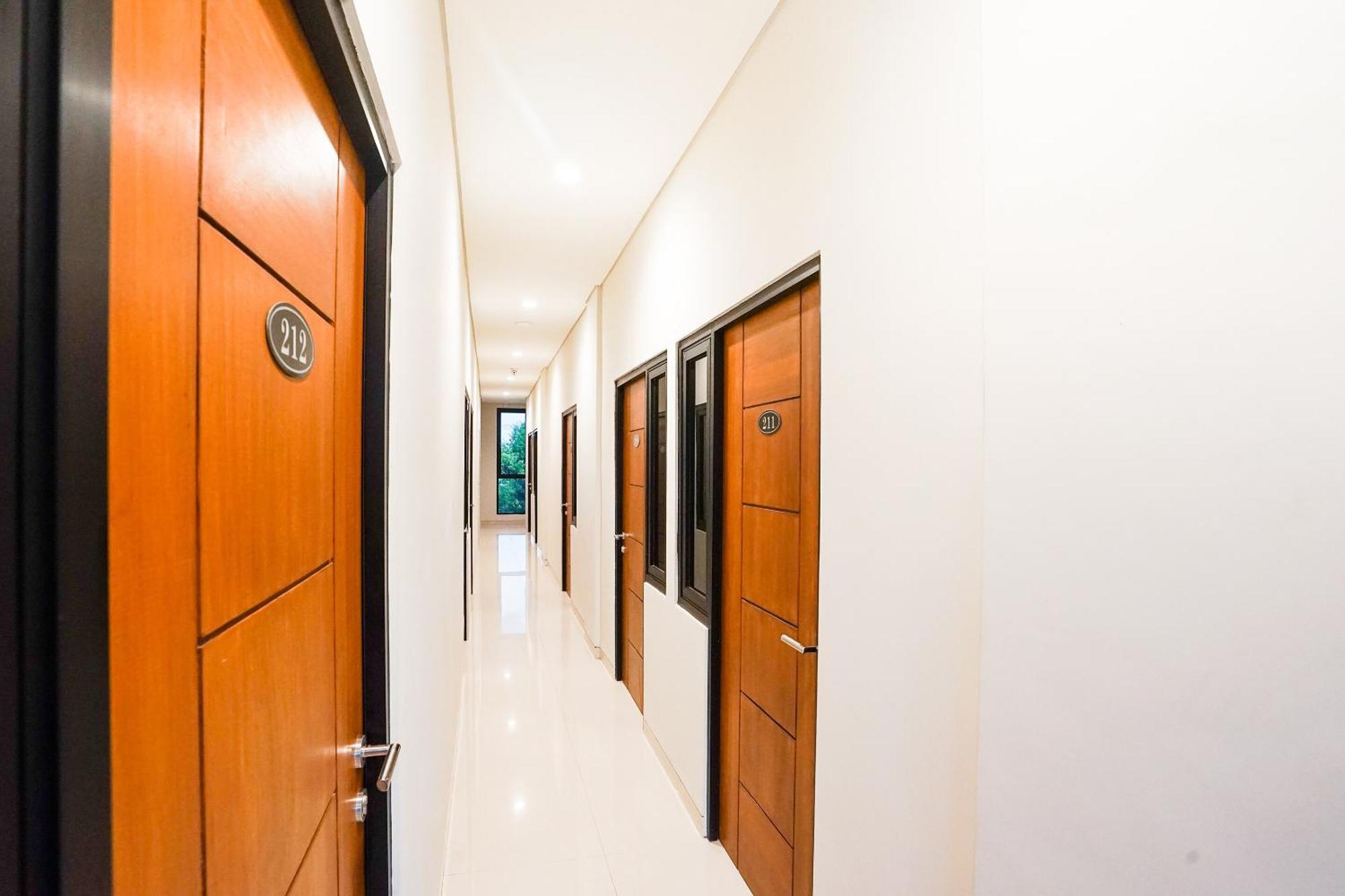 Super Oyo Capital O 449 The Colins Hotel Keputih Екстериор снимка