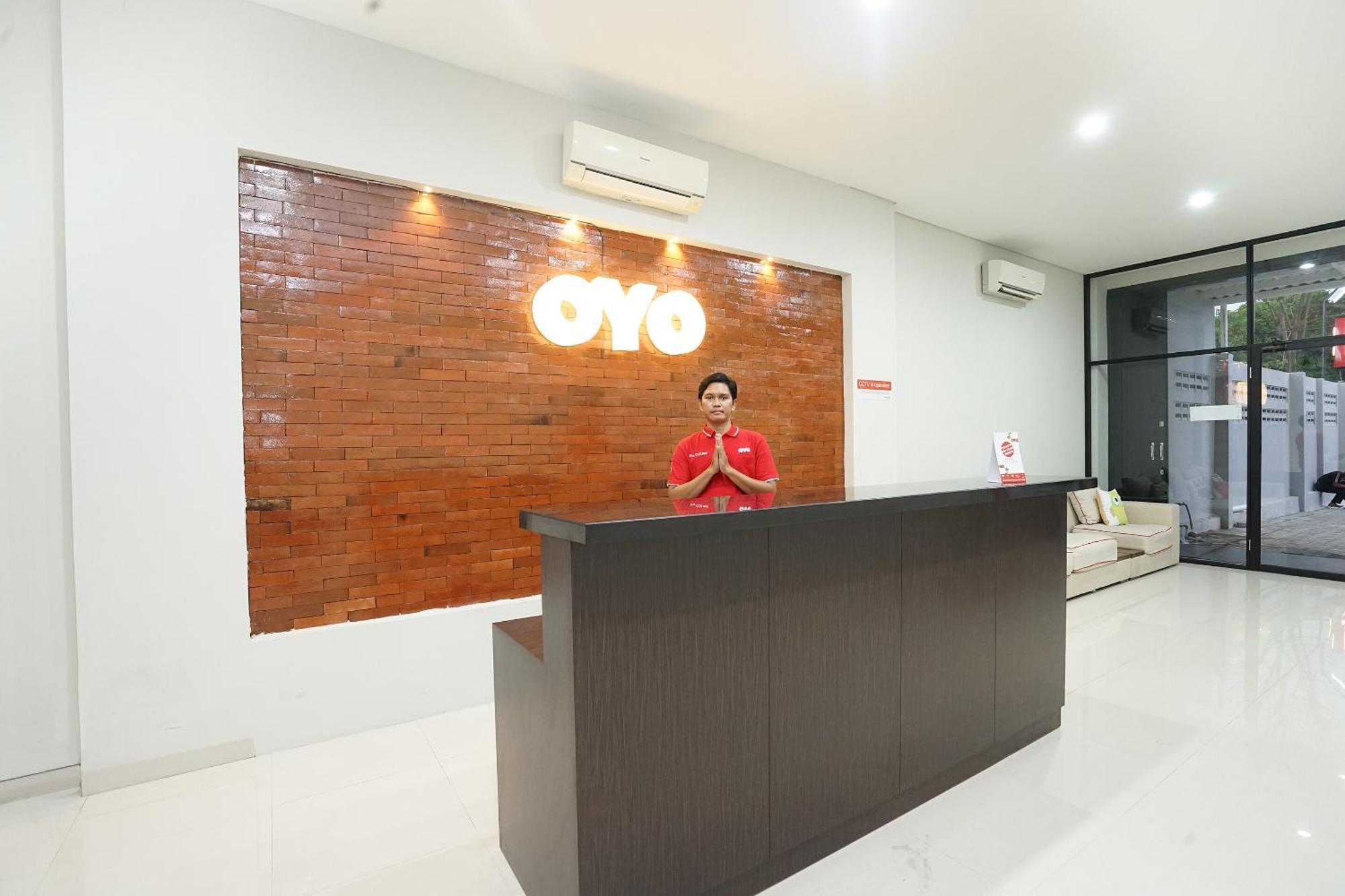 Super Oyo Capital O 449 The Colins Hotel Keputih Екстериор снимка