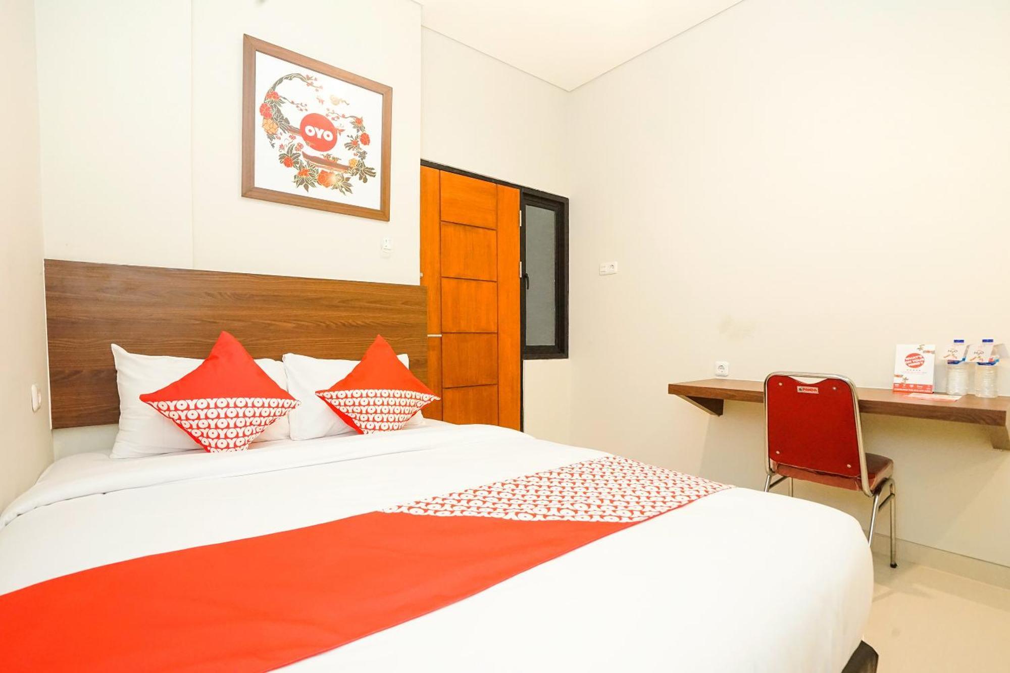 Super Oyo Capital O 449 The Colins Hotel Keputih Екстериор снимка