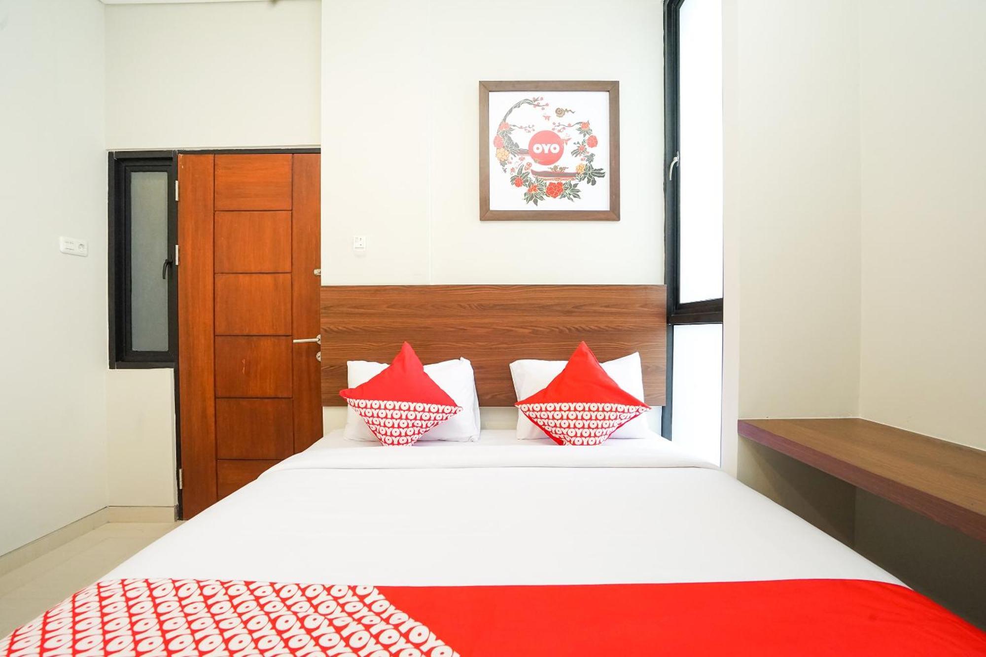 Super Oyo Capital O 449 The Colins Hotel Keputih Екстериор снимка
