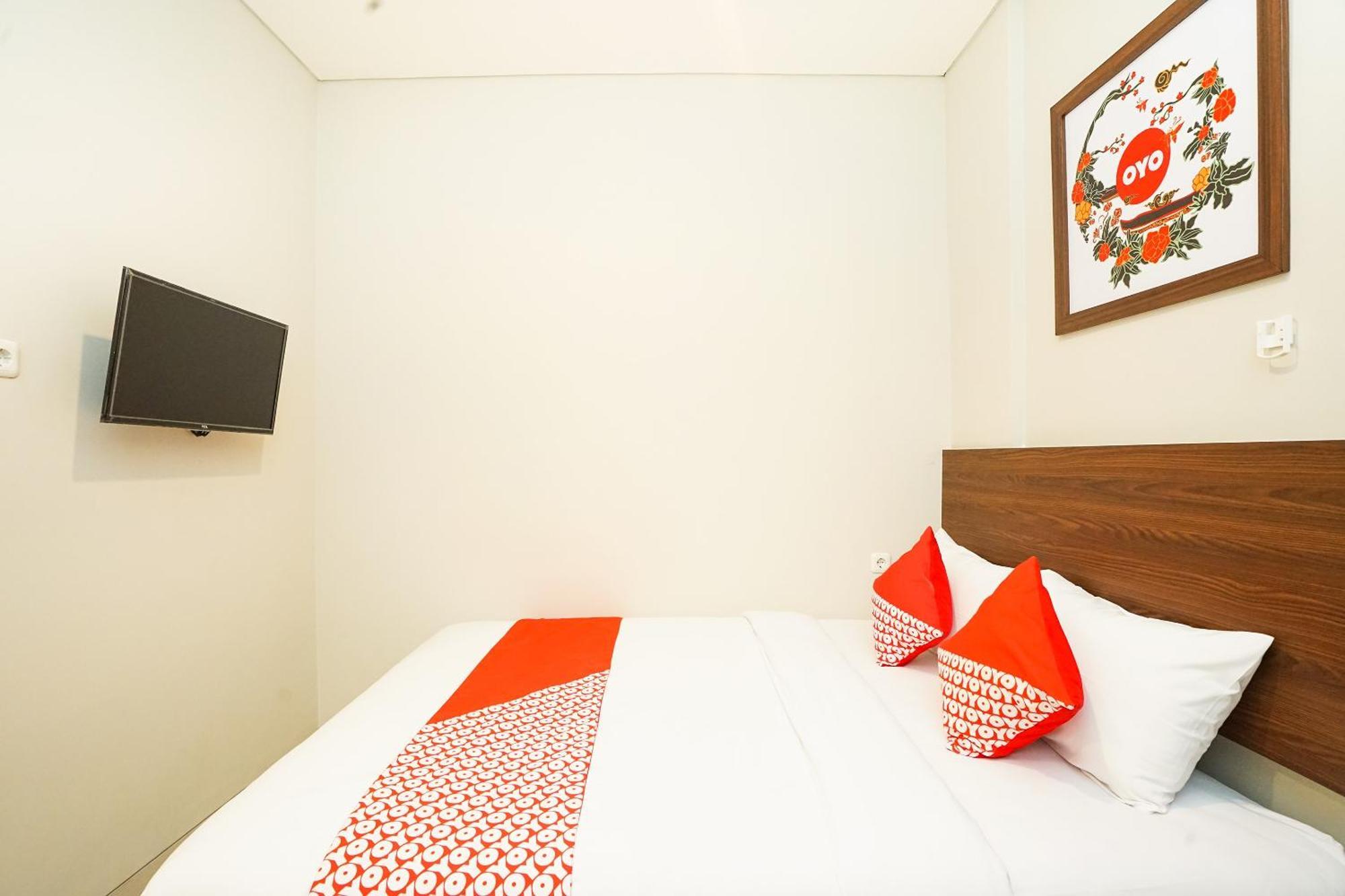 Super Oyo Capital O 449 The Colins Hotel Keputih Екстериор снимка