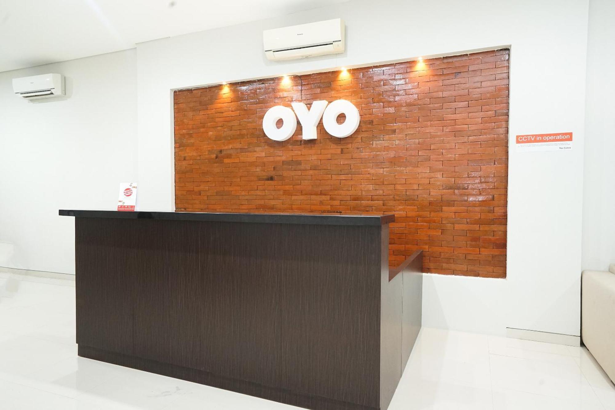 Super Oyo Capital O 449 The Colins Hotel Keputih Екстериор снимка