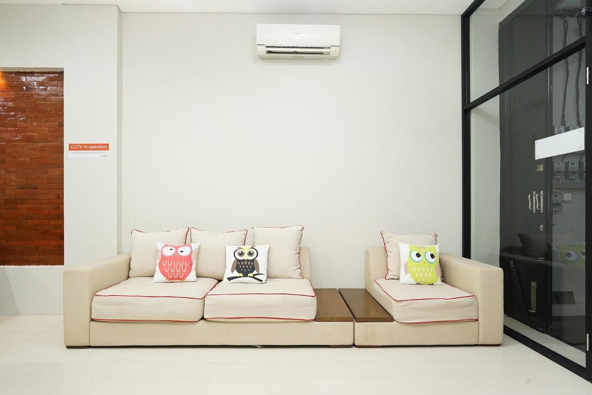 Super Oyo Capital O 449 The Colins Hotel Keputih Екстериор снимка