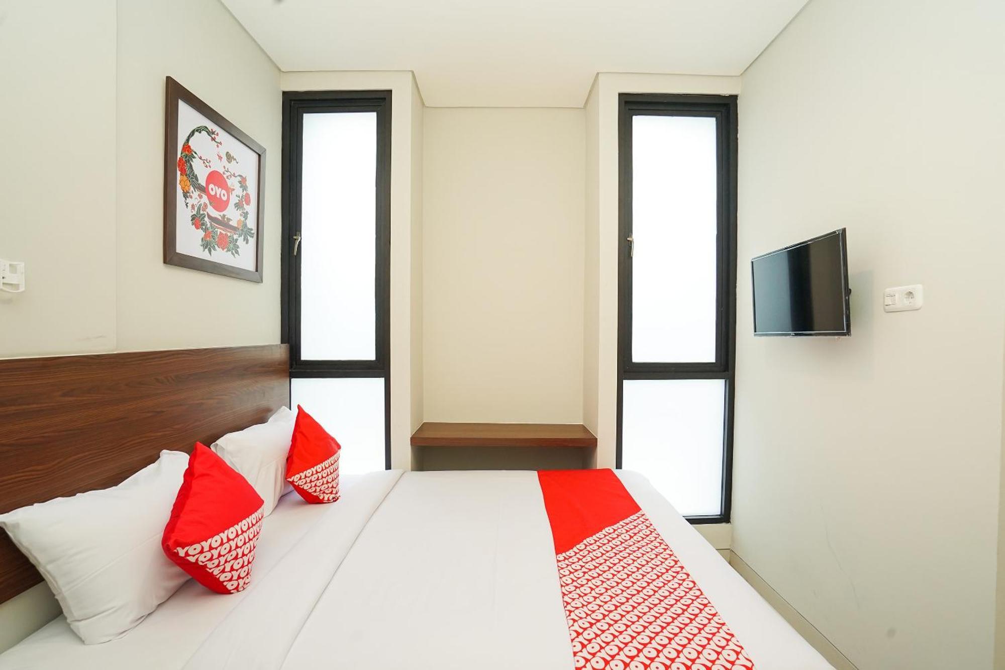 Super Oyo Capital O 449 The Colins Hotel Keputih Екстериор снимка