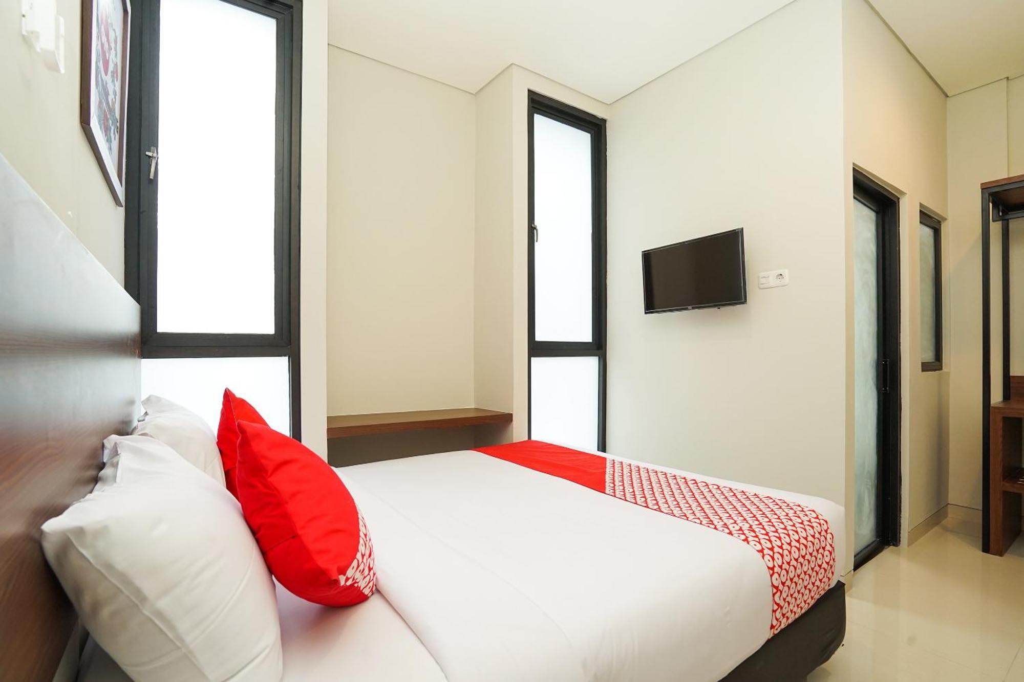 Super Oyo Capital O 449 The Colins Hotel Keputih Екстериор снимка