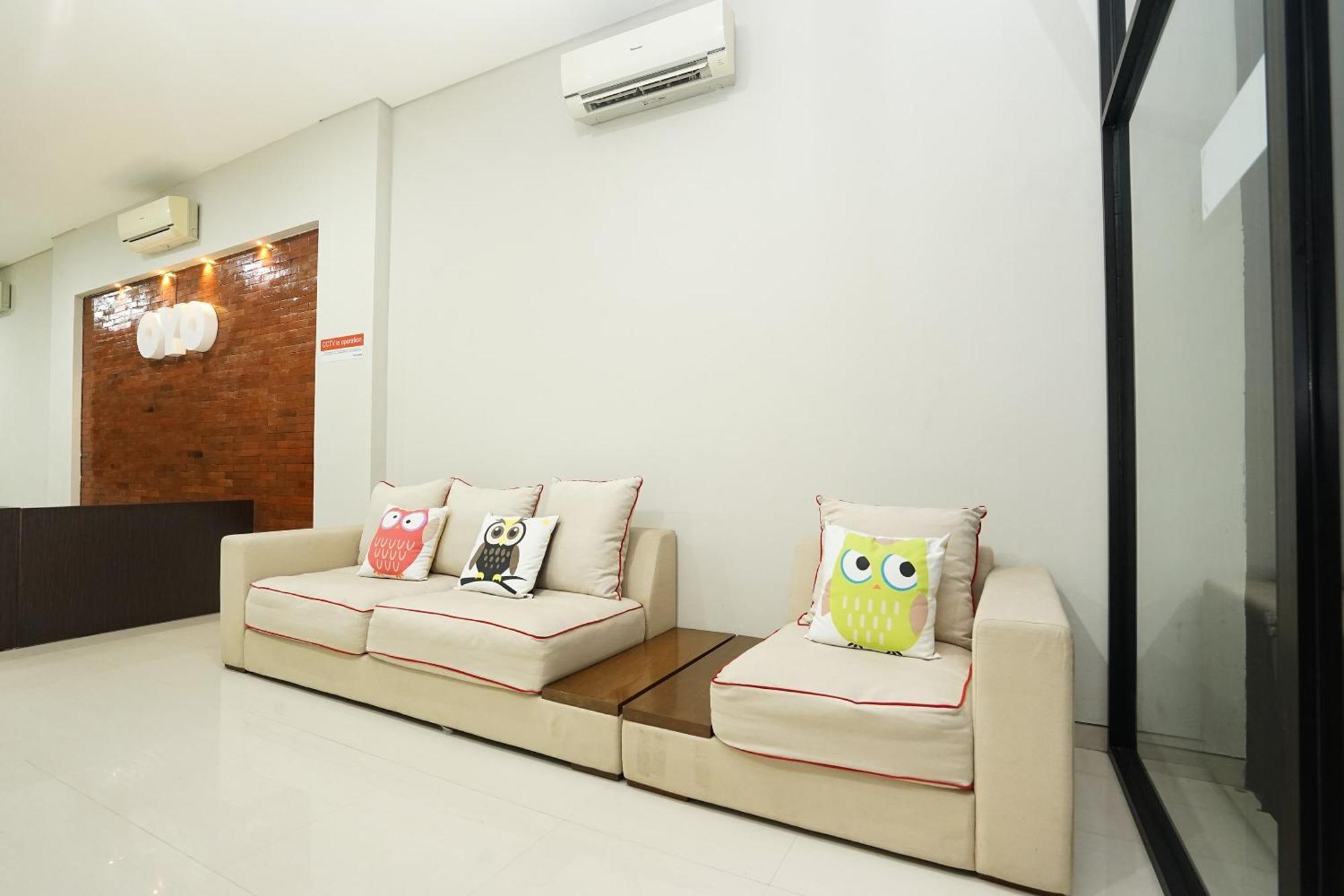 Super Oyo Capital O 449 The Colins Hotel Keputih Екстериор снимка